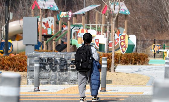 놀이터 향하는 어린이