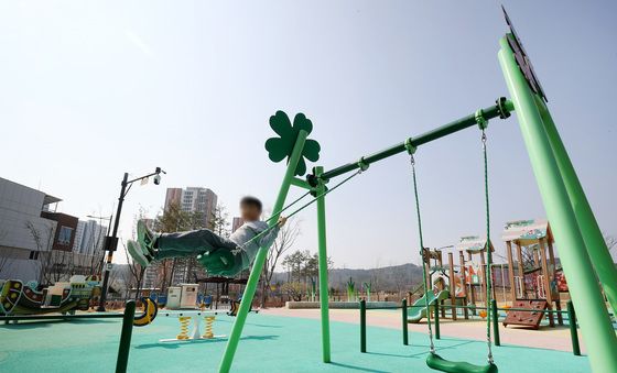 '탄두 추정 물체' 날아든 놀이터, 사고 후 통제선도 없어