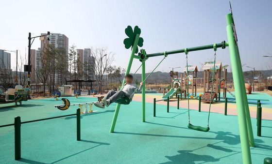 한가로이 그네 타는 초등학생