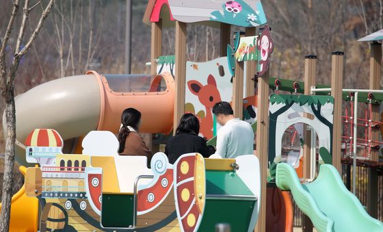 대구 북구, '탄두 추정 물체' 날아든 놀이터 현장 확인