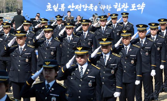 신임 경찰·경감 임용자, 대통령께 대한 경례