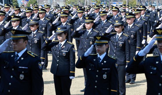 대통령께 대한 경례하는 신임 임용자들