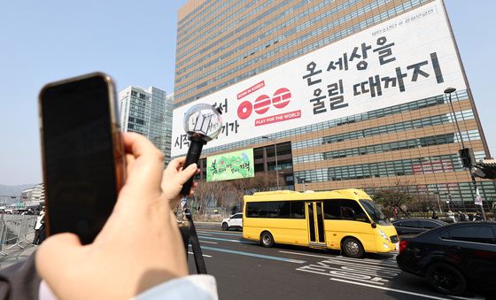BTS 컴백 앞둔 광화문광장 찾은 '아미'