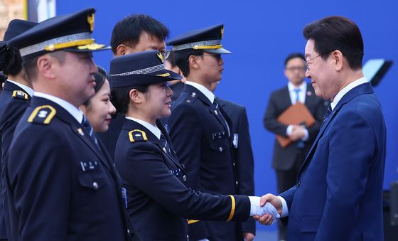 계급장 수여하는 이재명 대통령