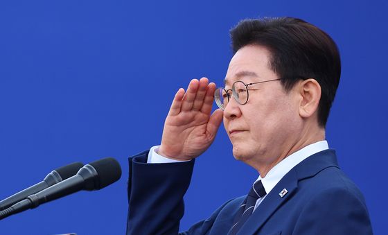 경례 받는 이재명 대통령