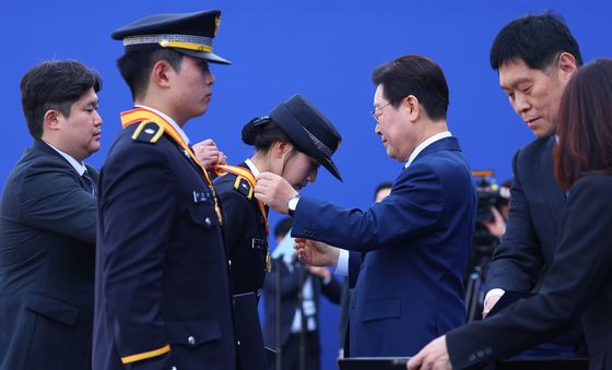 상장 수여하는 이재명 대통령