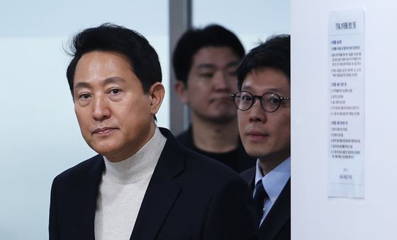 브리핑룸 들어서는 오세훈 시장