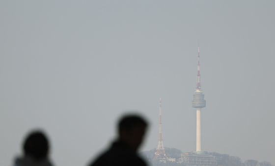 미세먼지로 뿌옇게 보이는 하늘