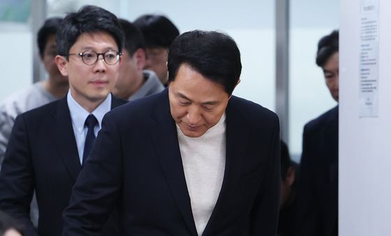 고개 숙여 인사하는 오세훈 시장