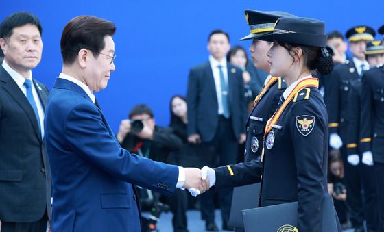 신임 경찰 상장 수여하는 이재명 대통령