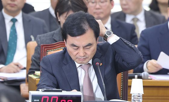 생각 잠긴 안규백 장관