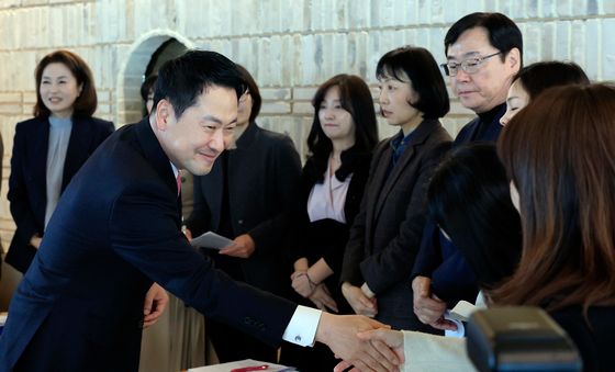 간담회 참석자들과 인사 나누는 장동혁 대표