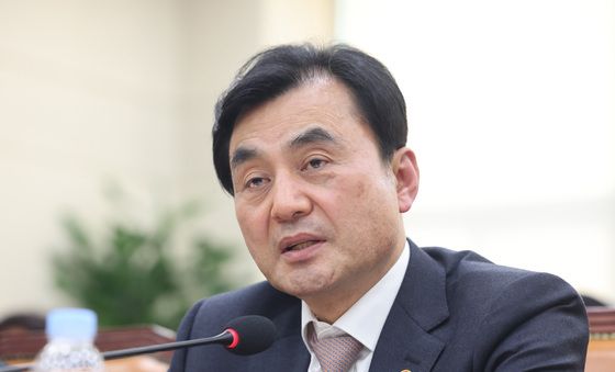 답변하는 안규백 국방장관