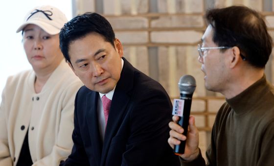 참석자 발언 경청하는 장동혁 대표