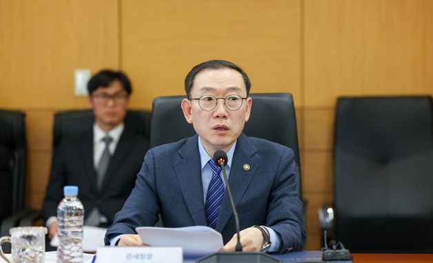 모두발언하는 이명구 관세청장