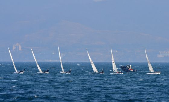 줄맞춰 달리는 요트