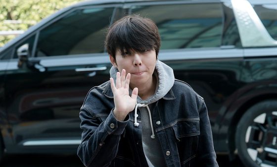 마스크 벗고 팬들에게 인사하는 정승환