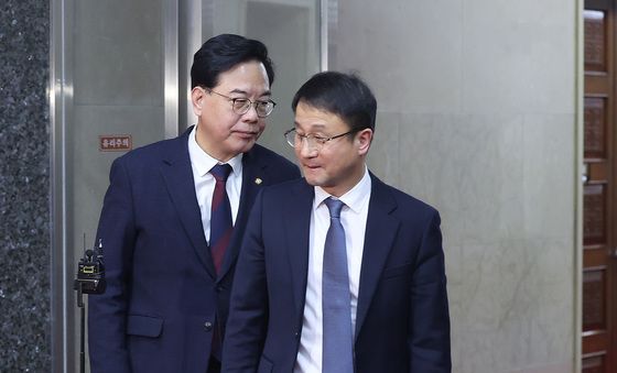 굳은 표정으로 회동 마친 여야 원내대표