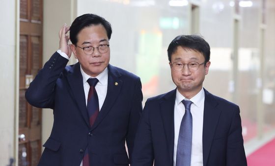 굳은 표정으로 의장실 나서는 여야 원내대표