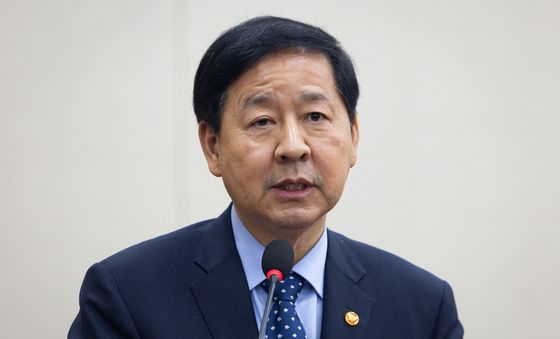 재경위 전체회의 인사말하는 구윤철 부총리