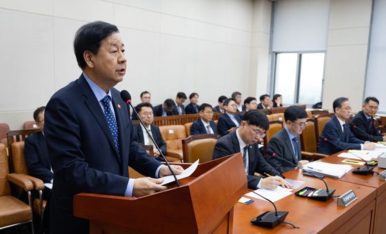 법안 의결 인사말하는 구윤철 부총리