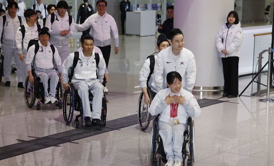 '역대 최대 성과' 패럴림픽 선수단 귀국