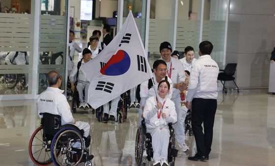 '역대 최대 성과' 패럴림픽 선수단 귀국