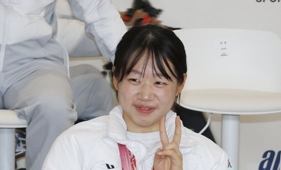 김윤지, '메달 5개' 신화 쓰고 귀국