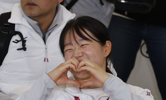 김윤지, '메달 5개' 신화 쓰고 귀국