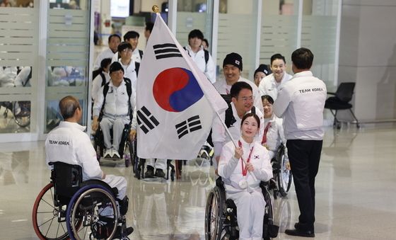 한국 동계패럴림픽 선수단, 역대 최고 성과 이루고 귀국