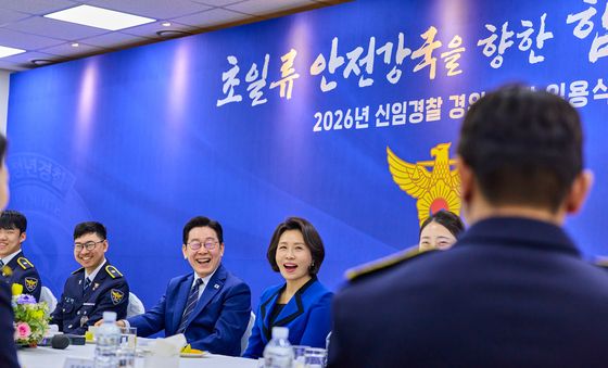 신임 경찰 경위·경감 임용식 사전 환담하는 이재명 대통령 부부