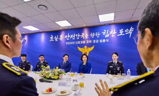 이재명 대통령 부부, 신임 경찰 경위·경감 임용식 사전 환담