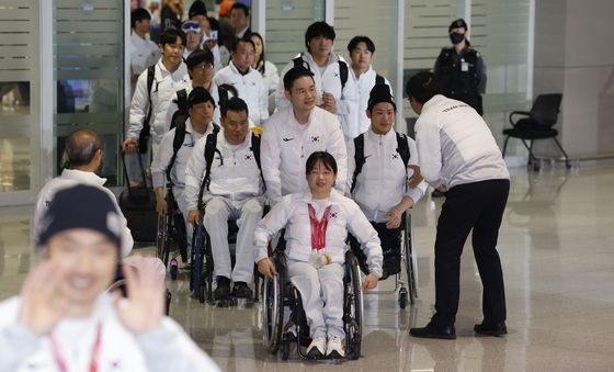 동계패럴림픽 선수단, 새 역사 쓰고 귀국