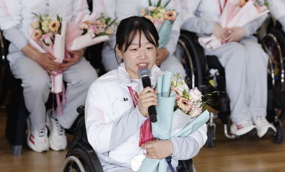 소감 밝히는 김윤지