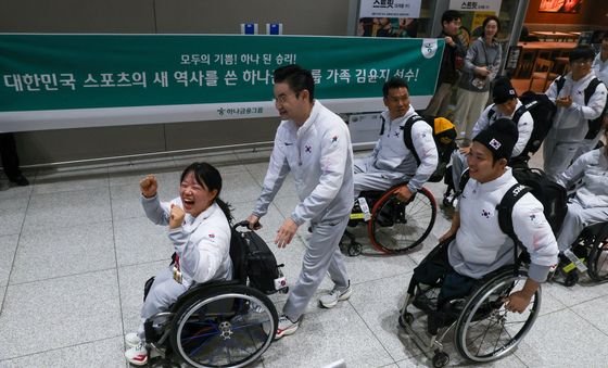 메달 5개 목에 건 김윤지 '활짝'