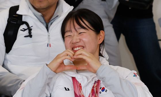 금2·은3 목에 건 김윤지 '하트'