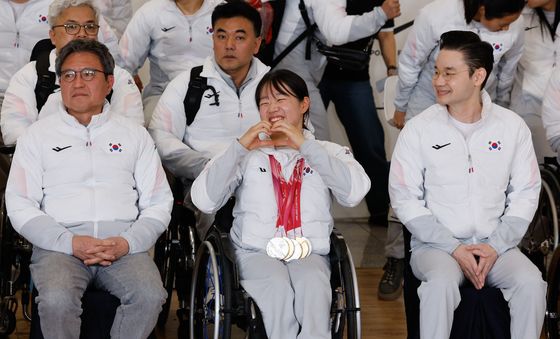 메달 5개 목에 건 김윤지 '하트'