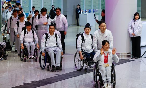 동계 패럴림픽 선수단, 환한 미소로 입국