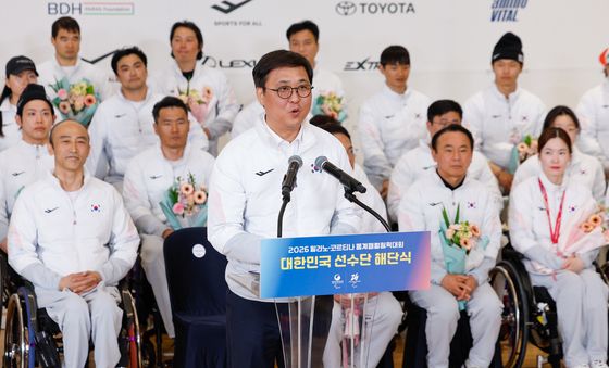 선수단 격려하는 최휘영 장관