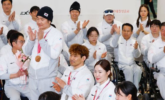 꽃다발 받는 김윤지