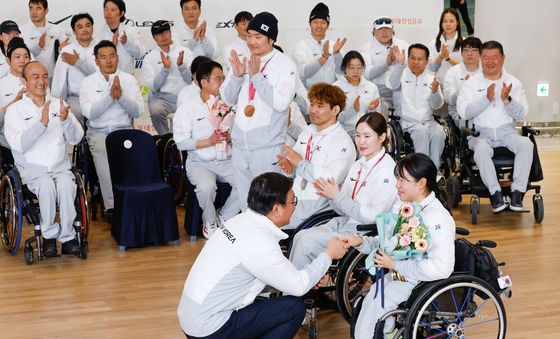 꽃다발 받는 김윤지