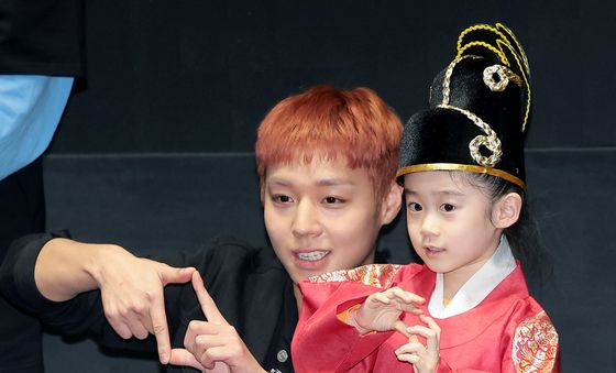 박지훈, 어린이 팬과 함께 '찰칵'