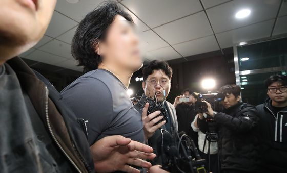 부산진경찰서로 압송되는 부산 항공사 기장 살해 피의자