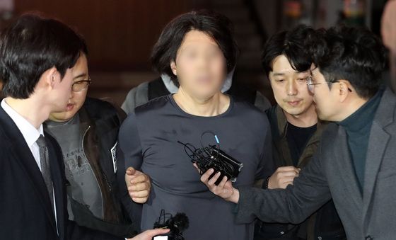 부산진경찰서로 압송되는 부산 항공사 기장 살해 피의자