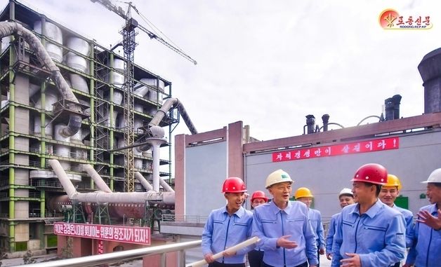 김정은이 찾은 상원시멘트공장…'충성·증산' 동시 부각