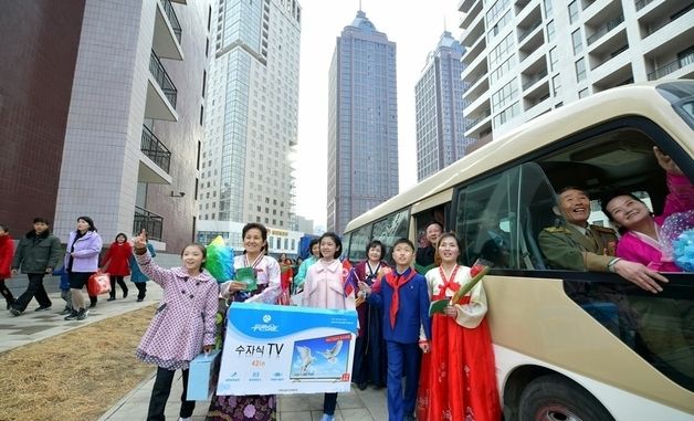 "믿기지 않는다"…北 화성지구 입주 주민들 '환호'