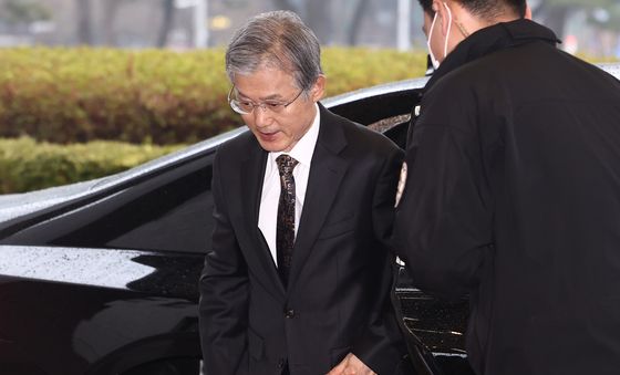 출근하는 조희대 대법원장