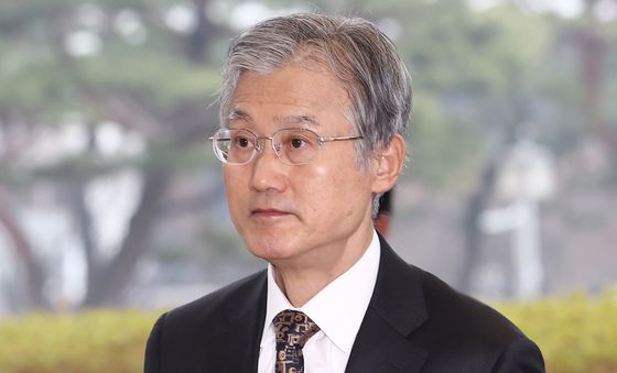 출근하는 조희대 대법원장