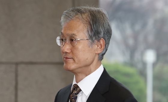 출근하는 조희대 대법원장