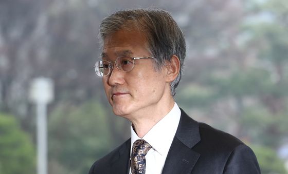 출근하는 조희대 대법원장